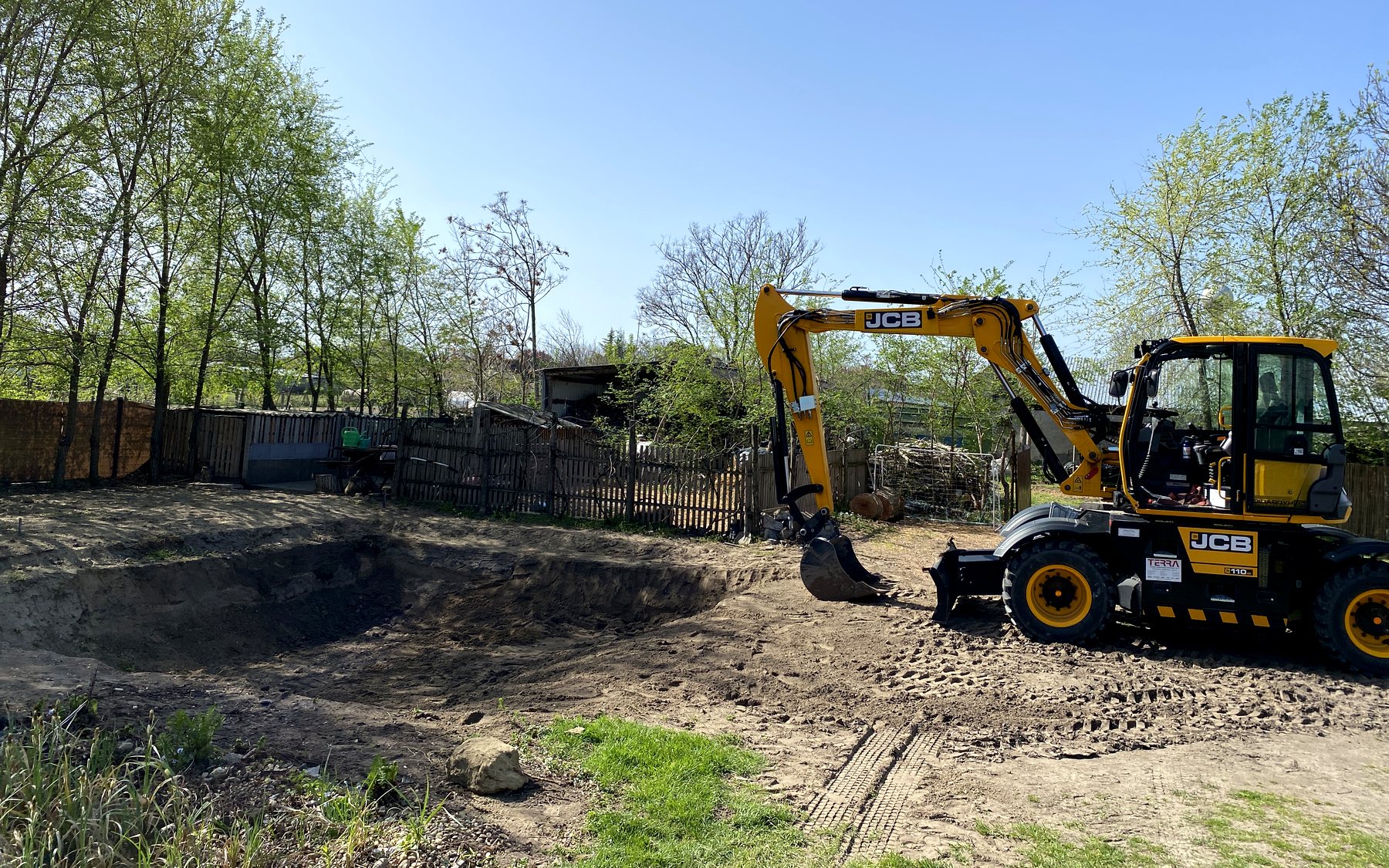 Erdarbeiten mit eigenen JCB-Maschinen