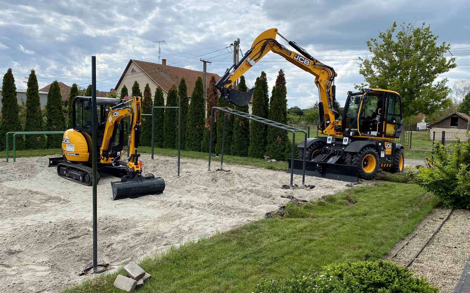 JCB Hydradig und Minibagger gemeinsam bei der Geländevorbereitung