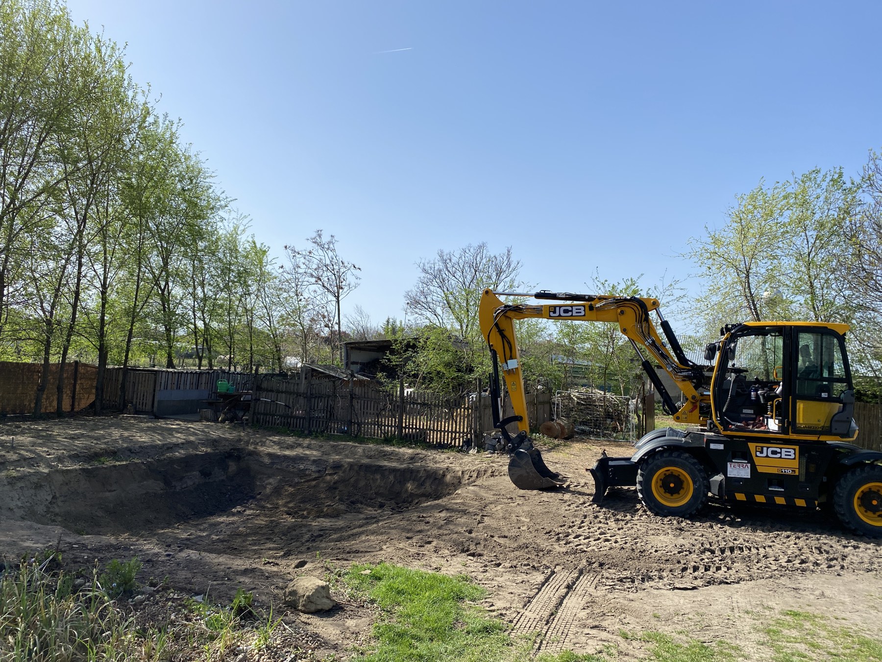 JCB Hydradig bei Teich- und Badeteichaushub