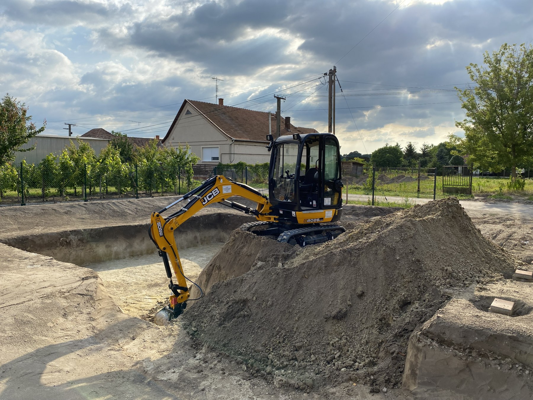 Minibagger bei Teichaushub und Aushubarbeiten
